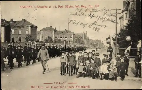 Ak Kamenz in Sachsen, Kaserne d. 13. Kgl. Sächs. Inf. Reg. No. 178, Soldaten, Kinder in Uniform