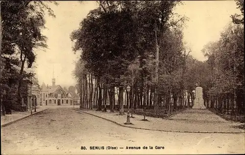 Ak Senlis Oise, Avenue de la Gare, Straßenansicht, Denkmal, Bahnhof