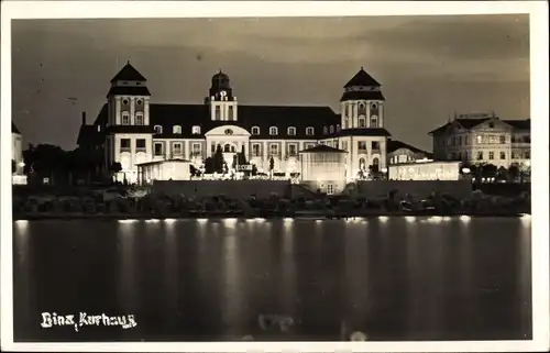 Foto Ak Seebad Binz auf Rügen, Das Kurhaus bei Nachtbeleuchtung, Hotel Kaiserhof
