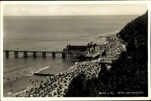 Ak Ostseebad Sellin auf Rügen, Seebrücke und Strandcasino vom Hochufer, Strandkörbe