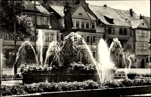 Ak Schleusingen in Thüringen, Blick auf den Marktbrunnen
