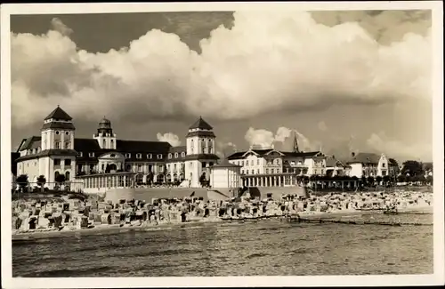 Ak Seebad Binz auf Rügen, Kurhaus mit Strandleben vom Meer gesehen, Hotel Kaiserhof