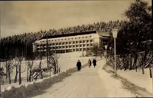 Ak Bad Brambach im Vogtland, Blick auf das Fucik Heim Im Winter, Passanten, Wald