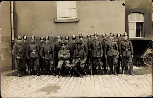 Foto Ak Gruppenbild, Soldaten in Uniform mit Gewehren, Tschako, Schützen, Jäger