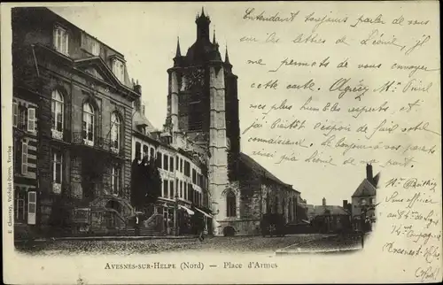 Ak Avesnes sur Helpe Nord, Place d'Armes, Partie auf einem Platz mit Blick zur Kirche