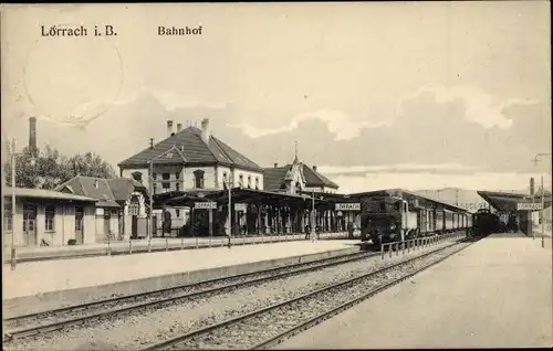 Ak Lörrach in Baden Württemberg, Bahnhof von der Gleisseite, Eisenbahn, Bahnsteig