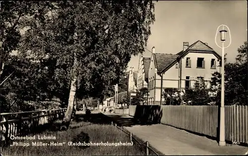Ak Seebad Lubmin, Blick auf das Philipp Müller Heim, Straßenpartie im Ort