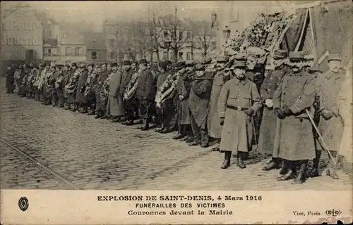 Ak Saint Denis Seine, Explosion 1916, Beerdigung der Opfer, Couronnes devant la Mairie