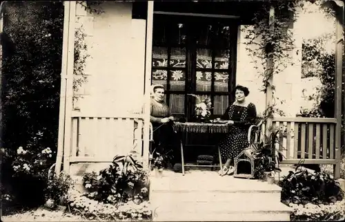 Foto Ak Boulogne sur Helpe Nord, Zwei Frauen auf einer Veranda vor einem Haus