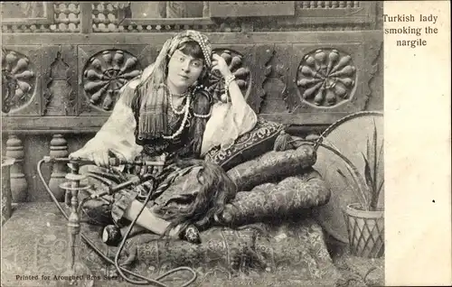 Ak Turkish lady smoking the nargile, Türkin in traditioneller Kleidung, Schischa, Wasserpfeife