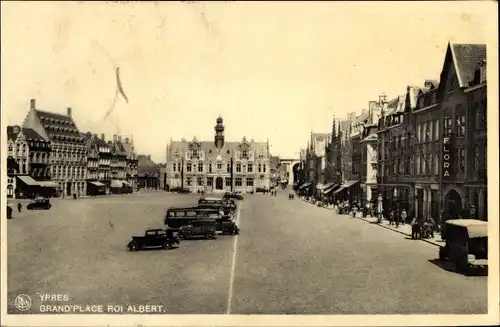 Ak Ypres Westflandern, Grand Place Roi Albert, Geschäftshäuser, Flora, Autos, Autobus