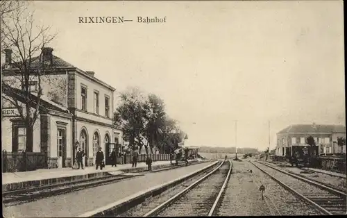 Ak Réchicourt le Château Rixingen Moselle, Bahnhof von der Gleisseite, Schaffner