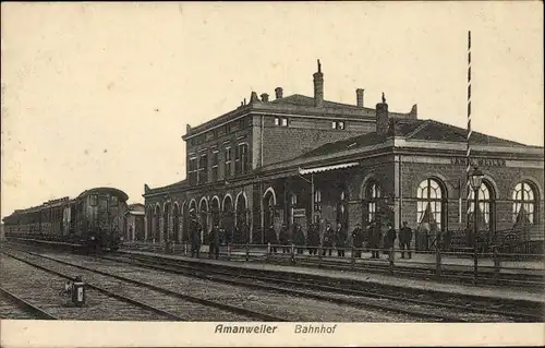 Ak Amanvillers Amanweiler Moselle, Bahnhof von der Gleisseite, Eisenbahn, Schaffner