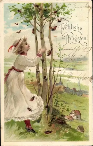 Ak Glückwunsch Pfingsten, Junge Frau schüttelt an einer Birke, Maikäfer