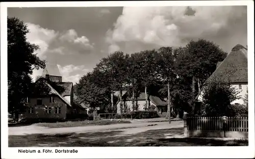 Ak Insel Föhr in Nordfriesland, Blick zur Dorfstraße, Ortspartie