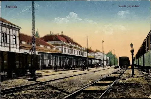 Ak Szolnok Sollnock Ungarn, Vasuti palyaudvar, Bahnhof, Gleisseite