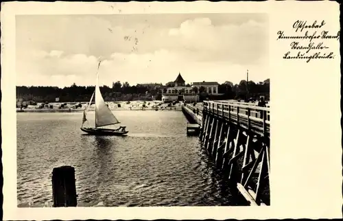 Ak Timmendorfer Strand in Ostholstein, Strandpartie mit Brücke, Segelboot