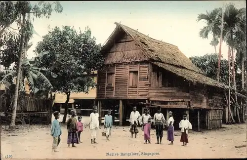 Ak Singapore Singapur, Native Bangalore, Kinder vor einer Holzhütte