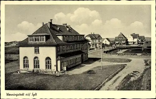 Ak Wennigstedt Braderup auf Sylt, Partie im Ort mit Blick auf ein großes Gebäude