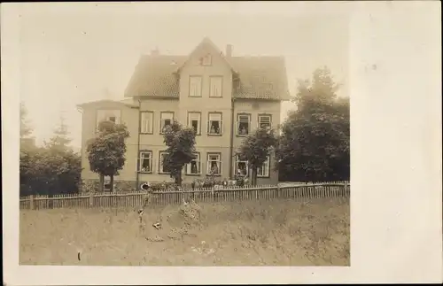 Foto Ak Zorge Walkenried im Harz, Wohnhaus, Anwohner an den Fenstern und im Garten, 1928