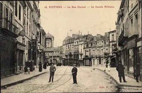 Ak Poitiers Vienne, La Rue Carnot, Le Cercle Militaire, Geschäfte, Passanten