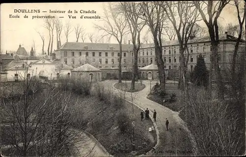 Ak Doullens Somme, Intérieur de la Citadelle, Ecole de préservation, vue d'ensemble