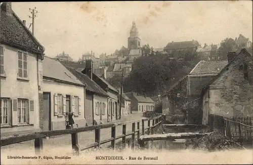 Ak Montdidier Somme, Rue de Breteuil, Straßenpartie mit Blick zur Kirche