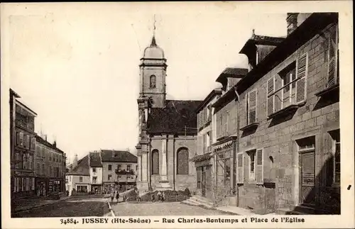 Ak Jussey Haute Saone, Rue Charles Bontemps et Place de l'Eglise, Kirche, Geschäfte