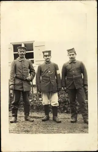 Foto Ak Kriegsgefangene Soldaten, Deutscher Wachsoldat, I. WK