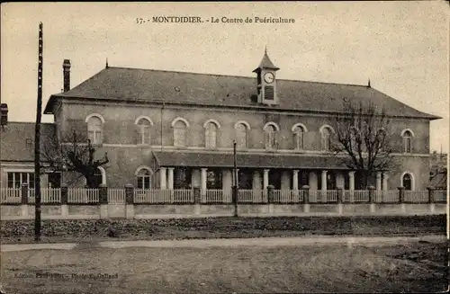 Ak Montdidier Somme, Le Centre de Puériculture, Straßenpartie mit Blick auf ein Gebäude