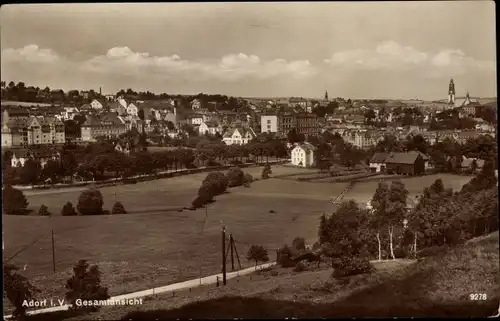 Ak Adorf im Vogtland, Gesamtansicht der Stadt, Kirche, Wohnhäuser