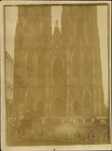 Foto Köln am Rhein, Der Kölner Dom, Westfassade, Soldaten