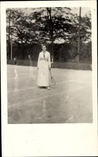 Foto Ak Tennisspielerin auf einem Tennisplatz, Tennisschläger