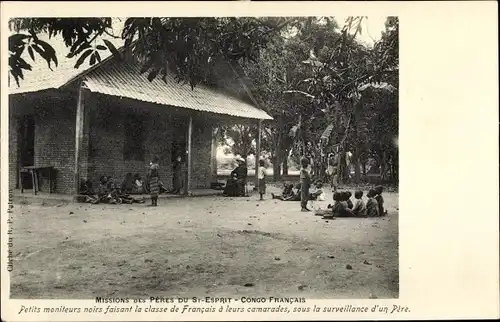 Ak Französisch Kongo, Missions des Pères du St. Esprit, Petits moniteurs noirs faisant la classe