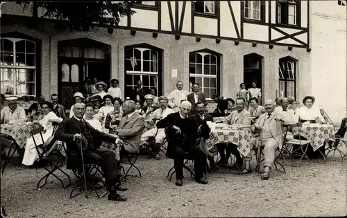 Foto Ak Bad Wörishofen im Unterallgäu, Hotel Pension, Kurgäste im Garten