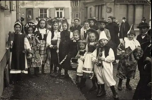 Foto Ak Kostümierte Kinder, Gruppenportrait, Heimatverein