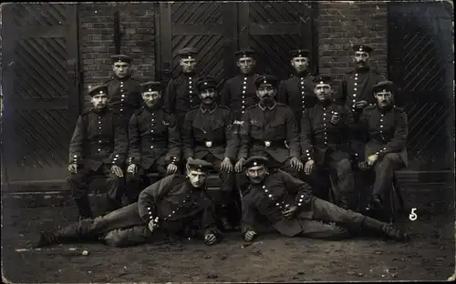 Foto Ak Deutsche Soldaten in Uniformen, Gruppenportrait, I. WK