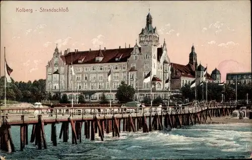 Ak Kołobrzeg Kolberg Pommern, Blick auf das Strandschloss, Steg, Strandpartie, Stengel 24128