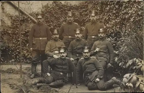 Foto Ak Deutsche Soldaten in Uniformen, Landwehr, Schirmmützen