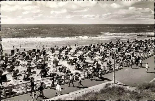 Ak Westerland auf Sylt, Partie auf der Promenade mit Blick auf Strand und Meer