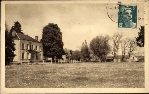 Ak Crouy Loir et Cher, La Cordellerie; Blick über eine Wiese, Häuser