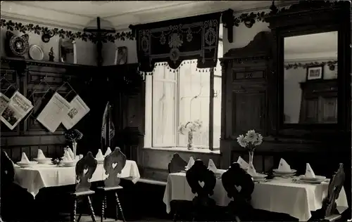 Foto Ak Sankt Martin in Salzburg, Gasthof Post, Bes. Hans Meindel, Speisezimmer, Zeitungen