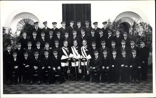 Foto Ak Freising in Oberbayern, Gruppenfoto, Studenten in Uniformen, Degen