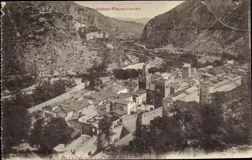 Ak Villefranche de Conflent Pyrénées Orientales, Vue générale, Blick auf den Ort