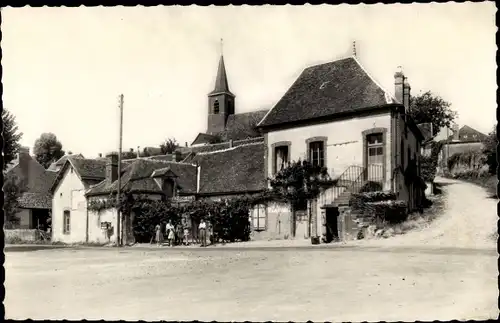 Ak St. Martin sur Ouanne Yonne, Le bas du bourg route de Charny, Kirchpartie