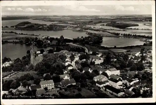 Ak Feldberg Feldberger Seenlandschaft, Fliegeraufnahme vom Ort, Klinke & Co. 12833