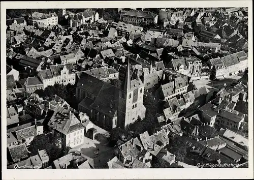 Ak Quedlinburg im Harz, Fliegeraufnahme vom Ort, Kirche