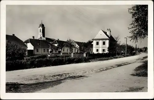 Ak Březí Bratelsbrunn Südmähren, Straßenpartie im Ort, Kirchturm