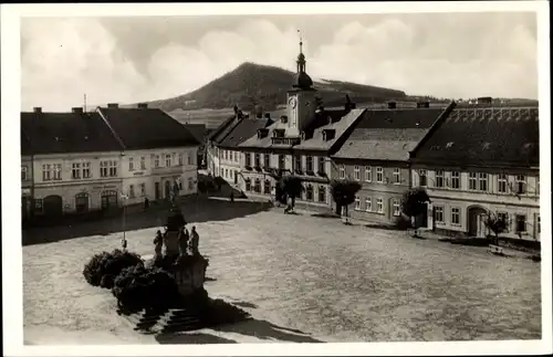 Ak Doksy Hirschberg am See Reg. Reichenberg, Marktplatz, Denkmal, Rathaus