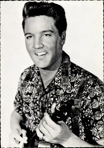 Ak Schauspieler und Sänger Elvis Presley, Portrait mit Gitarre